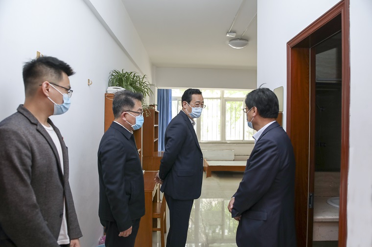 室亲切看望长江学者奖励计划特聘教授,杰出青年科学基金获得者孙润仓